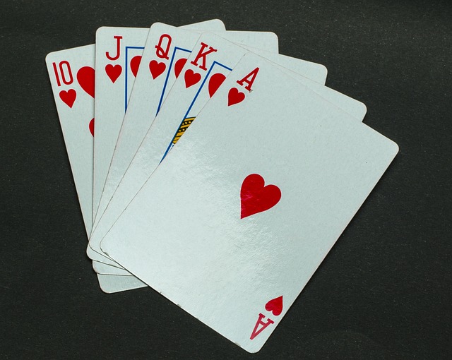 Il mazzo di carte da gioco ha segni di colore o simboli di colore delle carte da gioco di poker